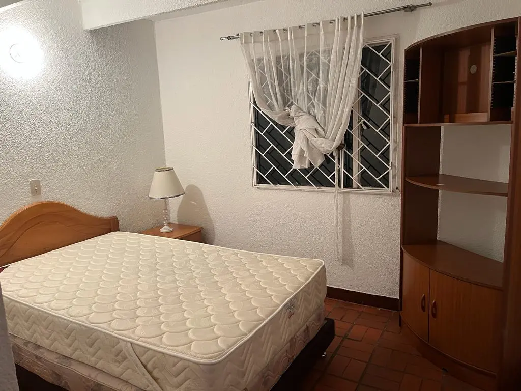 Habitatión del apartamento en la planta baja